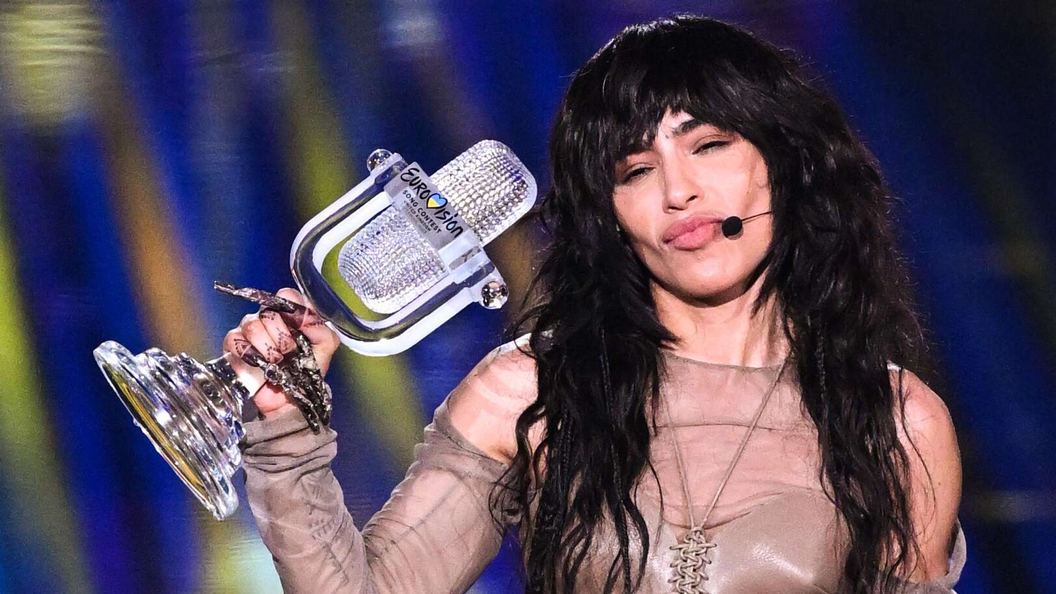 Сексуальная красотка Loreen отвлекает от футбольного матча Сексуальная красотка Loreen отвлекает от футбольного матча