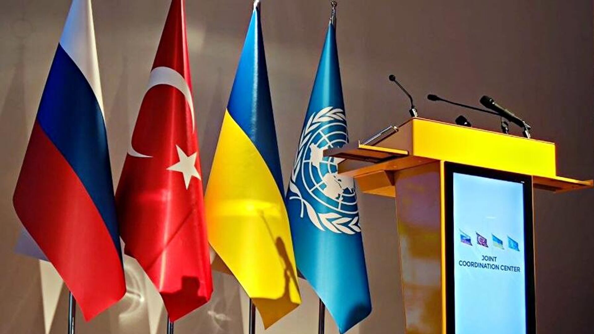 Флаги России, Турции, Украины и ООН (слева направо) в Совместном координационном центре в здании Университета  министерства национальной обороны Турции в Стамбуле - Sputnik Беларусь, 1920, 17.05.2023