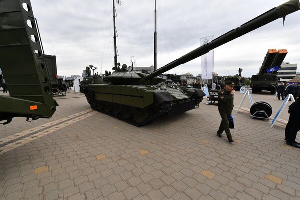 Среди главных новинок – белорусский танк Т-72 БМ2: в результате модернизации улучшены броня и прицел, установлена автономная установка электропитания. - Sputnik Беларусь