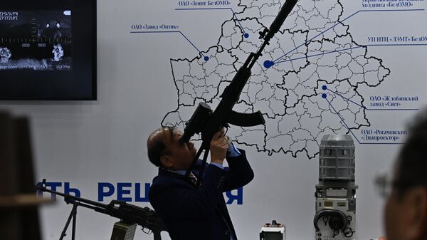 Большая часть выставки отведена под стрелковое оружие  - Sputnik Беларусь