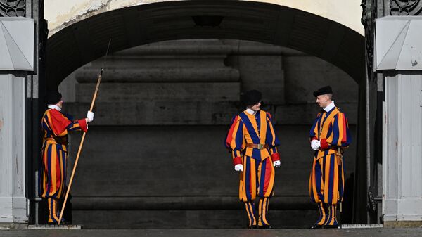 Швейцарские гвардейцы на площади Святого Петра в Ватикане - Sputnik Беларусь