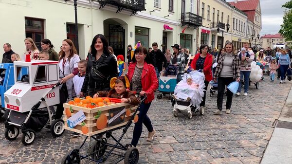 Чебурашки и апельсины: парад детских колясок устроили в Гродно – видео - Sputnik Беларусь