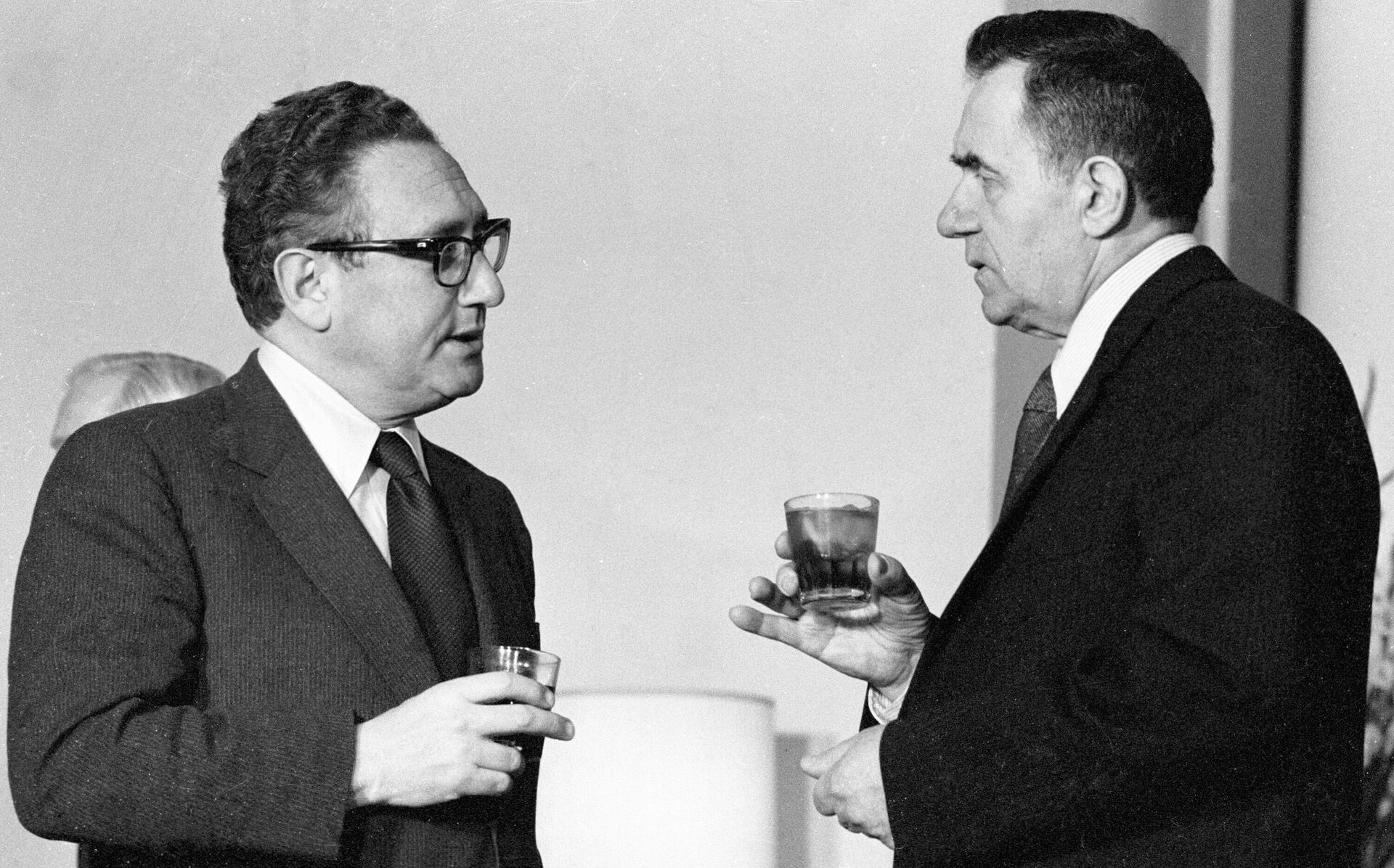 Госсекретарь США Генри Киссинджер (слева) и министр иностранных дел Андрей Громыко (справа) - Sputnik Беларусь, 1920, 24.05.2023