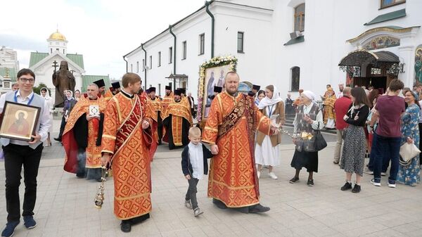 Крестный ход в честь святых Кирилла и Мефодия прошел в Минске ― видео - Sputnik Беларусь