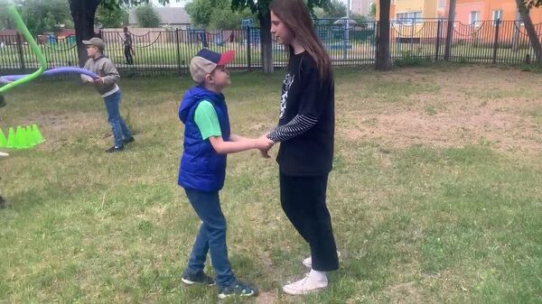 Борисовчанка на личном примере учит воспитывать детей с аутизмом ― видео - Sputnik Беларусь
