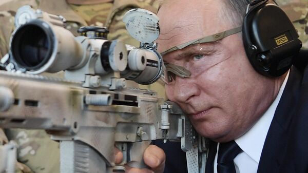 Президент России Владимир Путин стреляет из снайперской винтовки Чукавина - Sputnik Беларусь