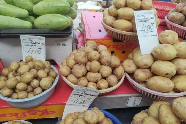 Цены на фрукты и овощи на Комаровке  - Sputnik Беларусь