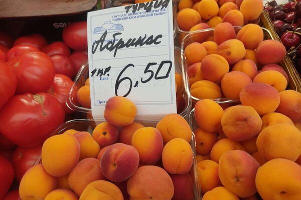 Цены на фрукты и овощи на Комаровке  - Sputnik Беларусь