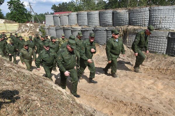 Министр обороны осмотрел укрепрайон под Гомелем - Sputnik Беларусь