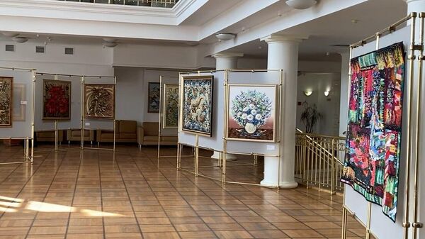 Выставка уникальных картин из ткани проходит в Доме Москвы в Минске ― видео - Sputnik Беларусь