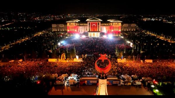 Тысячи людей на улицах в Турции отметили  победу Эрдогана на выборах ― видео - Sputnik Беларусь