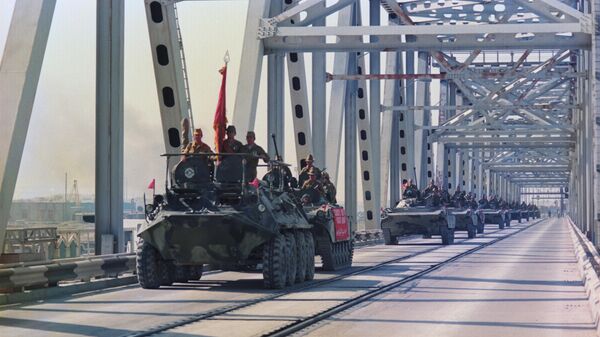 Колонна бронетехники пересекает афгано-советскую границу по мосту Дружбы через реку Аму-Дарью - Sputnik Беларусь