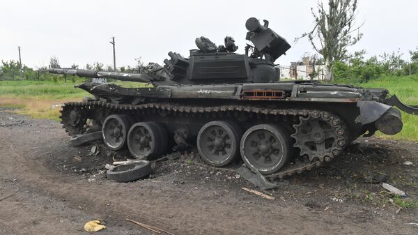 Уничтоженный танк ВСУ в селе у линии соприкосновения на Артемовском направлении - Sputnik Беларусь