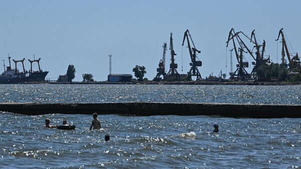 Люди купаются в Азовском море в Мариуполе - Sputnik Беларусь