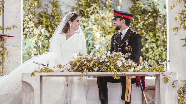 Наследный принц Иордании Хусейн и Раджва Аль-Саиф во время свадебной церемонии в Аммане, Иордания - Sputnik Беларусь