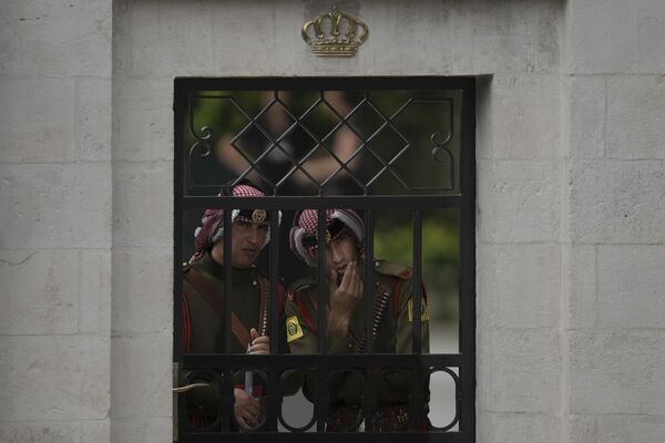 Охранники наблюдают, как молодожены покидают дворец Захран. - Sputnik Беларусь