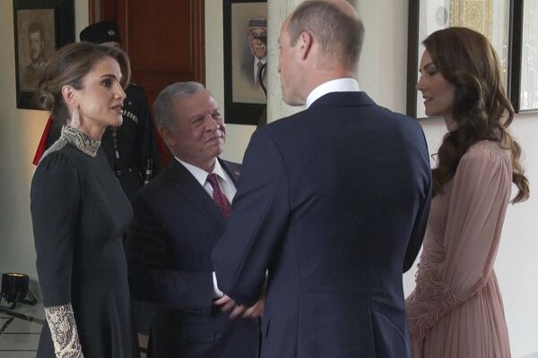Король Абдалла II и королева Рания приветствуют британского принца Уильяма и его жену Кейт в Аммане.  - Sputnik Беларусь