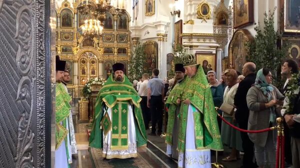 Как в Минске православные верующие отметили праздник святой Троицы – видео - Sputnik Беларусь