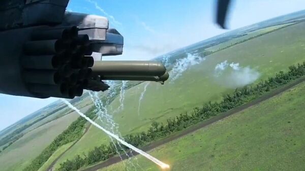 Видео РИА Новости. Экипаж российского вертолета Ка-52 успешно уничтожает украинские опорные пункты - Sputnik Беларусь
