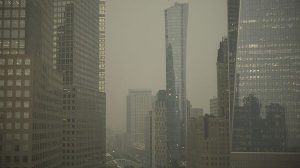 Здания в нижнем Манхэттене в Нью-Йорке частично скрыты дымом от лесных пожаров в Канаде - Sputnik Беларусь