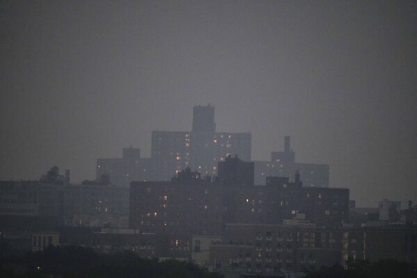 Так выглядел Нью-Йорк  сквозь дым 6 июня 2023 года. - Sputnik Беларусь