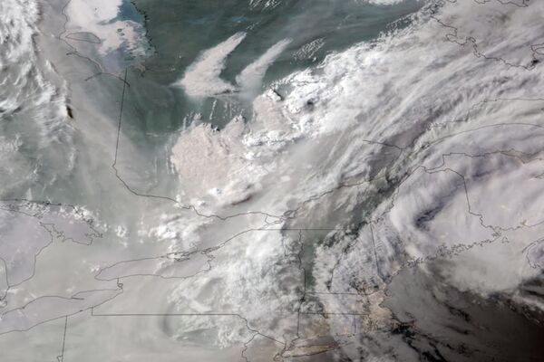 На спутниковом снимке GOES-16 GeoColor, сделанном в понедельник, 5 июня, видно, что дым от горящих лесов в Квебеке смещается на юг. - Sputnik Беларусь