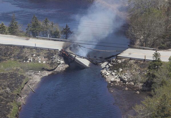 Обрушившийся мост между рекой Клайд и Порт-Клайд во время лесных пожаров в Новой Шотландии. - Sputnik Беларусь