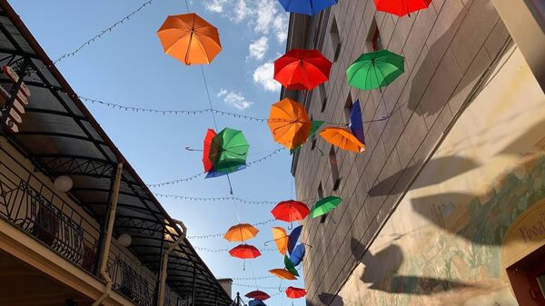 В Гродно ждут Мэри Поппинс: там появился дворик с парящими зонтиками ― видео - Sputnik Беларусь