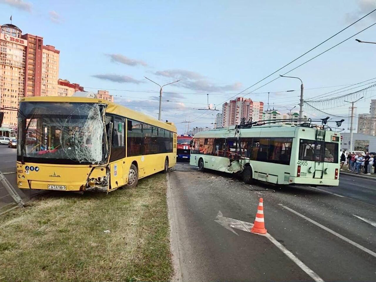 ДТП в Минске с общественным транспортом: в больницу доставили 8 человек -  07.06.2023, Sputnik Беларусь