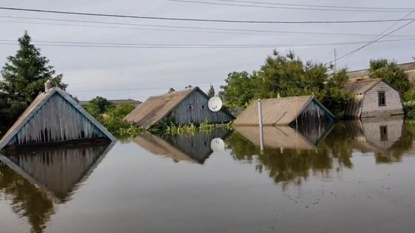 Дома под водой, люди на крышах: видео эвакуации в Херсонской области - Sputnik Беларусь