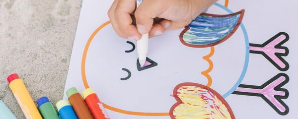 Ребенок раскрашивает картинки, архивное фото - Sputnik Беларусь