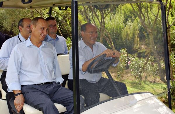 Путин на Сардинии, где его встретил Берлускони. Лидеры двух стран отправились на виллу Берлускони &quot;Ла Чертоза&quot;, которая находится в предместье одного из самых фешенебельных курортов Сардинии Порто Ротондо. - Sputnik Беларусь