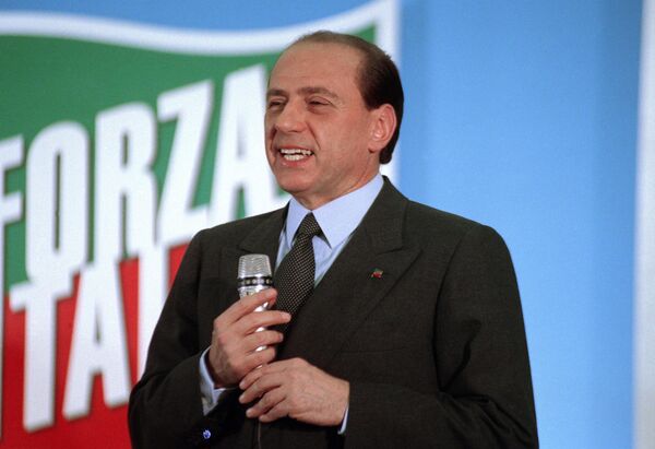 В политике Сильвио Берлускони дебютировал, когда ему исполнилось 57 лет. В 1994 году он создал &quot;с нуля&quot; свою первую политическую партию &quot;Вперед, Италия!&quot; - &quot;Forza Italia&quot; (название было заимствовано из футбольной кричалки).И уже через 60 дней после создания партии Берлускони выиграл в Италии общенациональные парламентские выборы. - Sputnik Беларусь
