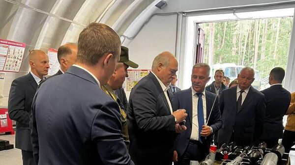 Президент Беларуси Александр Лукашенко во время рабочей поездки в Минскую область 13 июня ознакомился с производством боеприпасов в Беларуси - Sputnik Беларусь