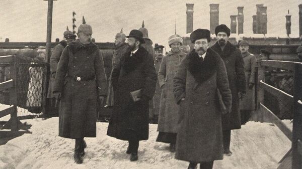 Германские офицеры встречают советскую делегацию во главе с Львом Троцким в Брест-Литовске - Sputnik Беларусь