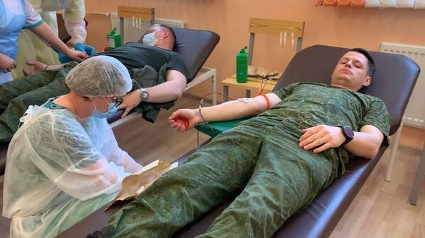 Военнослужащий сдает кровь - Sputnik Беларусь