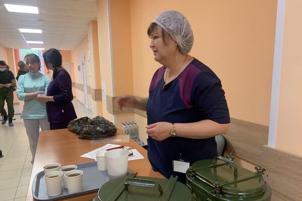 Работница буфета Татьяна Савина заботливо предлагает донорам чай - Sputnik Беларусь