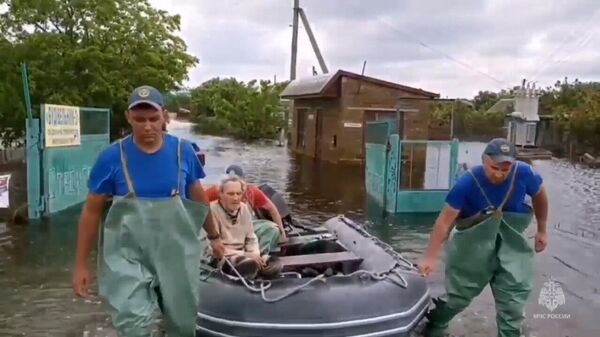 Плавают дома и лодки: новые кадры спасательной операции в Херсонской области - Sputnik Беларусь