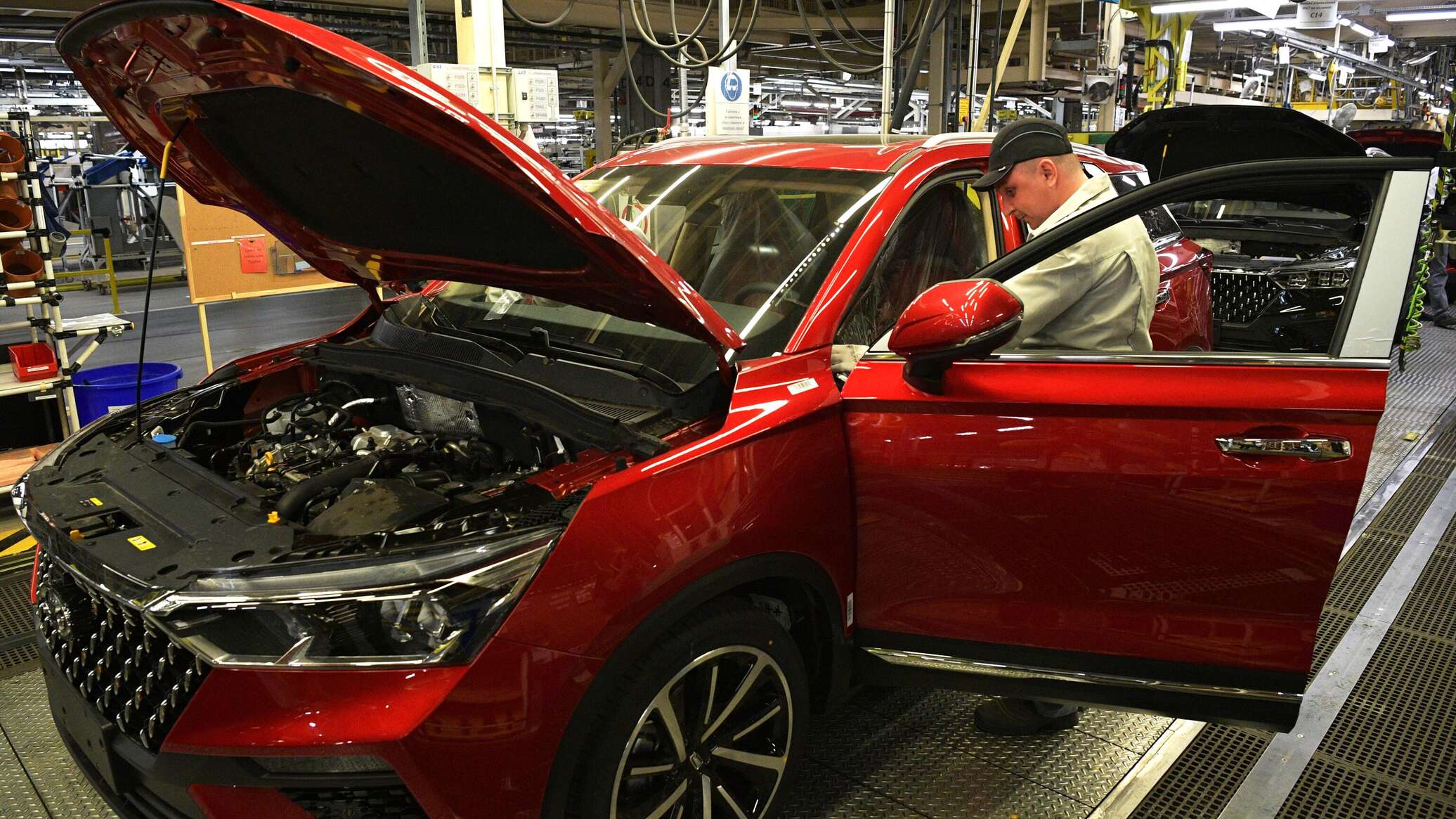 Новые машины новости. Беспилотные автомобили бмв. Hyundai автомобили много. Интел машина. Конвейер b0 автоваз.