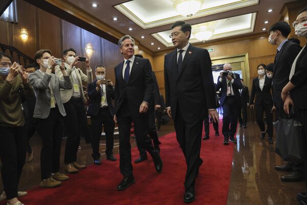 В первый день Блинкен провел встречу с главой МИД КНР Цинь Ганом. - Sputnik Беларусь
