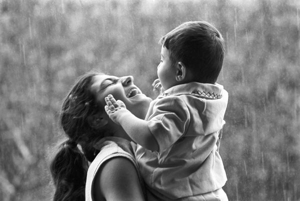 Мать с ребенком во время дождя, 1972 год, Ереван. - Sputnik Беларусь