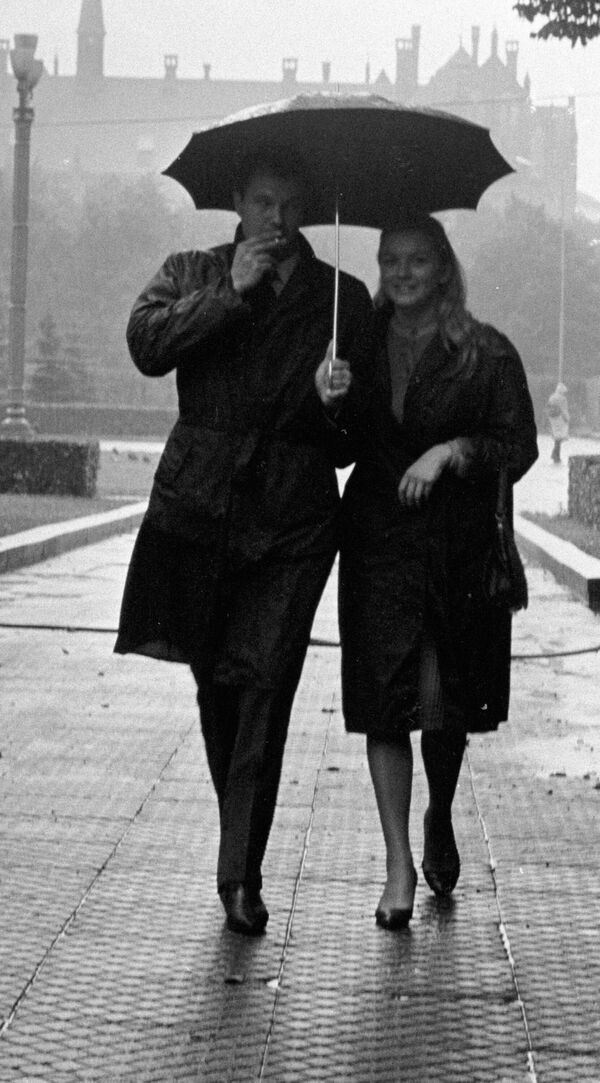 Жители Риги гуляют в дождливую погоду по парку. 1966-й. - Sputnik Беларусь