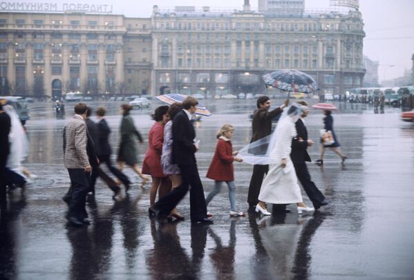 Молодожены на площади в Москве, 1976 год. - Sputnik Беларусь