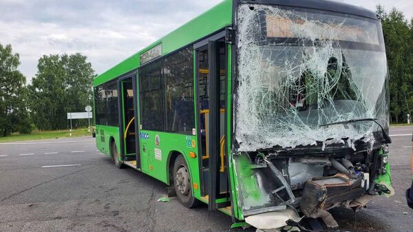 Два автобуса столкнулись под Пинском 20 июня 2023 года - Sputnik Беларусь