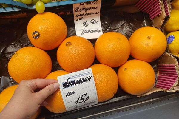 Фрукты и ягоды на Комаровском рынке - Sputnik Беларусь