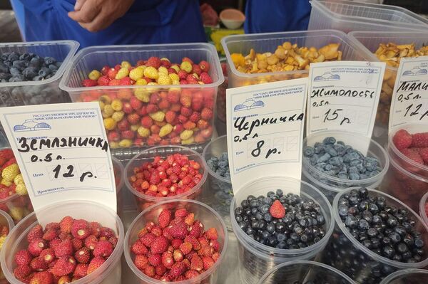 Фрукты и ягоды на Комаровском рынке - Sputnik Беларусь