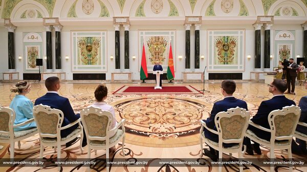 Просто по-отечески: Лукашенко дал напутствие выпускникам вузов ― видео - Sputnik Беларусь
