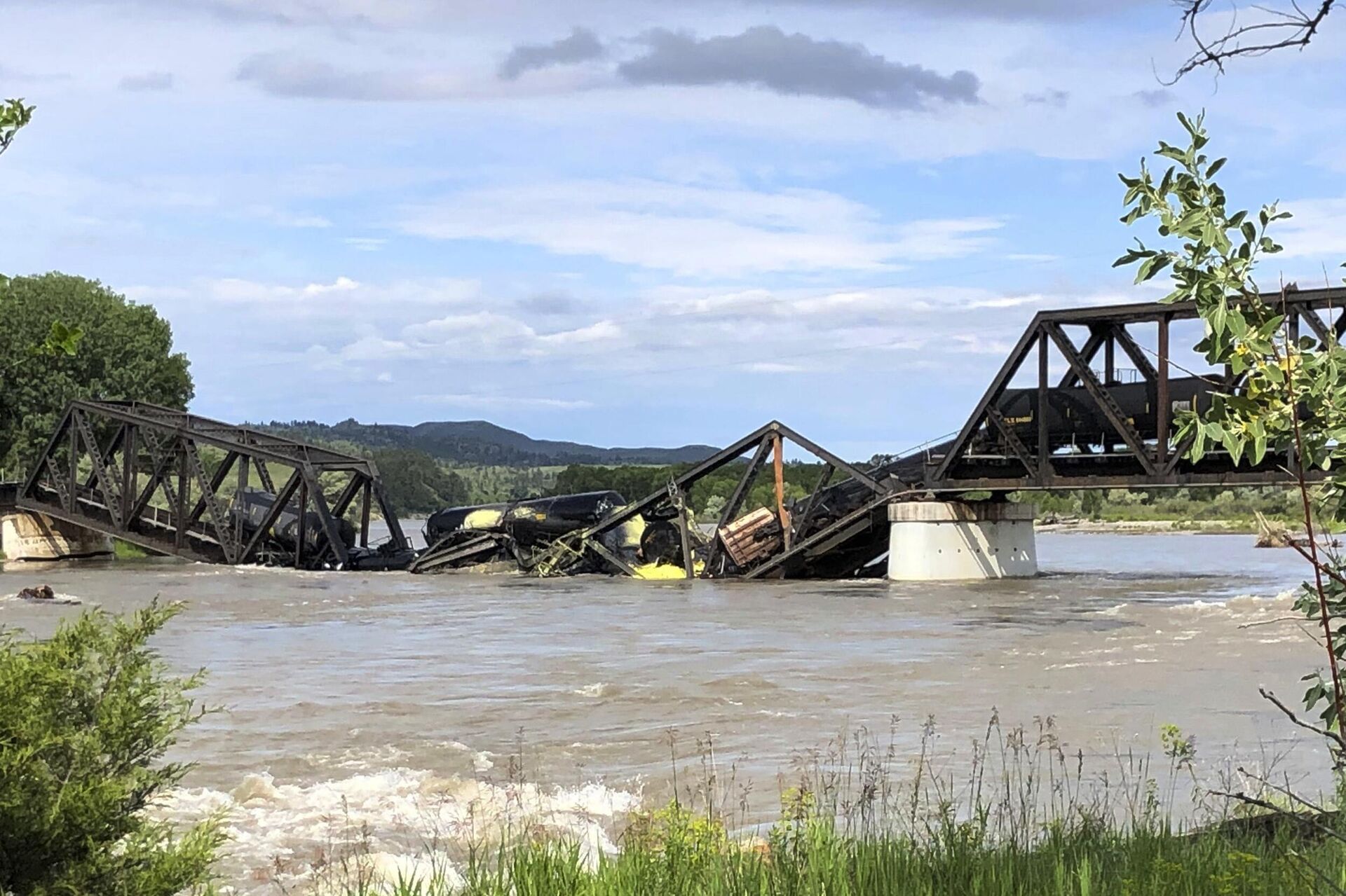 Несколько вагонов поезда рухнули в реку Йеллоустоун после обрушения моста недалеко от Колумбуса, штат Монтана, ночью в субботу, 24 июня 2023 года - Sputnik Беларусь, 1920, 25.06.2023