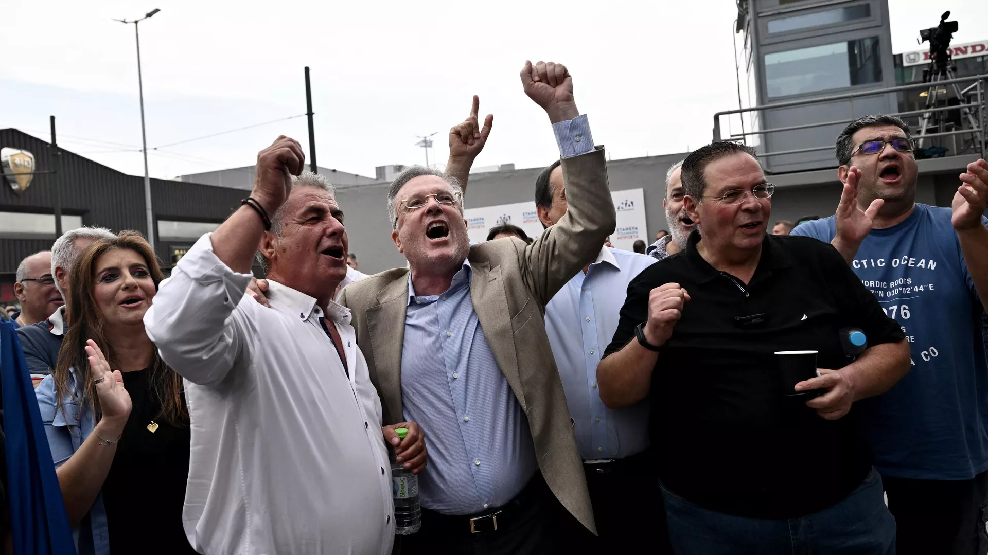 Сторонники партии Новая демократия аплодируют, наблюдая за экзит-поллами в центре Афин 25 июня 2023 года