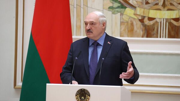 Александр Лукашенко вручил генеральские погоны высшему офицерскому составу - Sputnik Беларусь